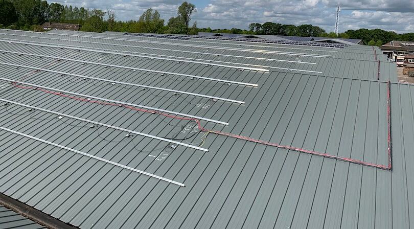 Dakrenovatie met isolatie en zonnepanelen