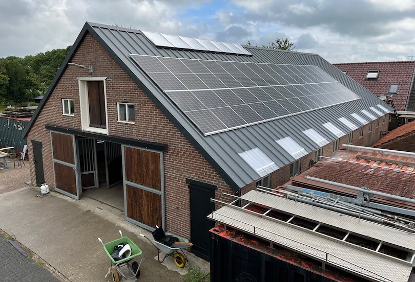 Dakpanelen stallen vervangen - na - met zonnepanelen